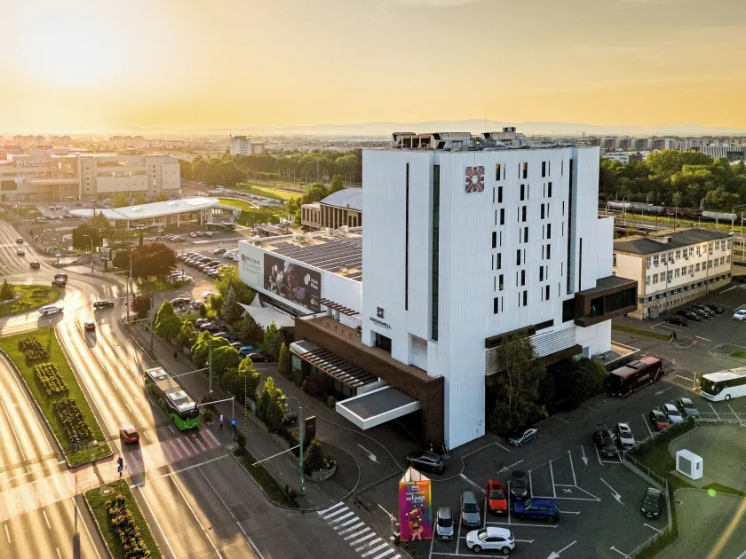 Kronwell Brasov Hotel - Image 1