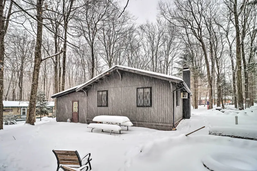 Near Skiing: Pocono Lake Cabin w/ Screened Patio - Image 1