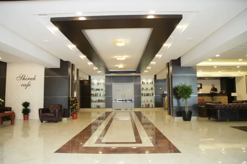 Shirak Hotel - Interior entrance