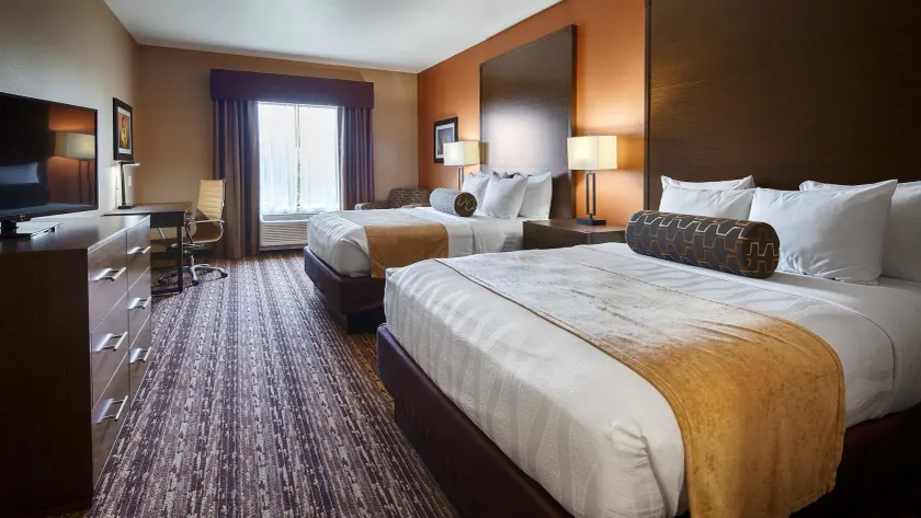 Best Western Plus Elmendorf Hotel San Antonio Hotel - Image 1