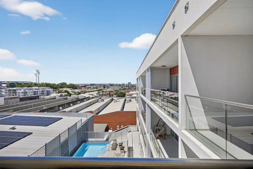 Apartment with Balcony & Parking Perth - Image 1
