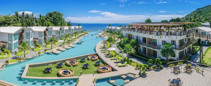 Vannee Golden Sands Beachfront Resort - Image 1