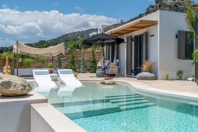 Mnḗmē Suites & Villas - Image 1