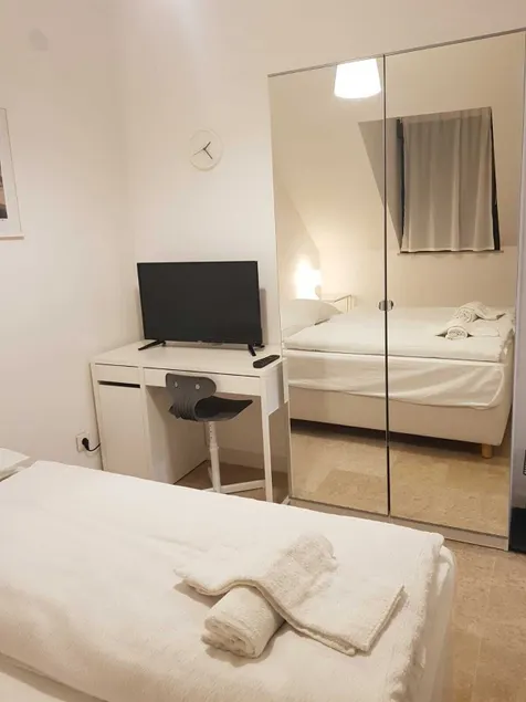 Bright and Cozy Studio Near City Center - Image 1