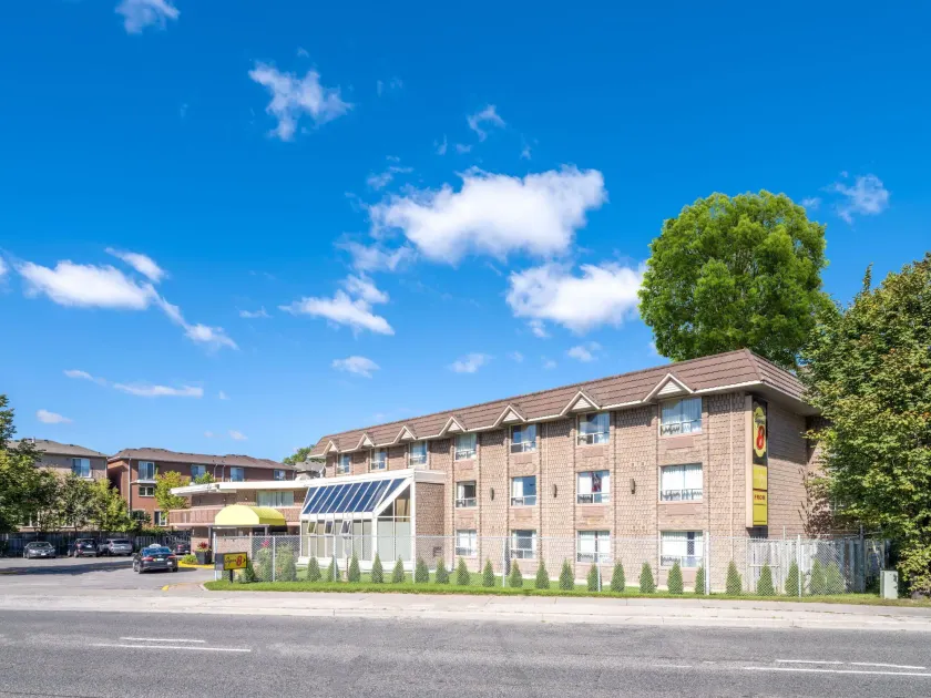 Super 8 by Wyndham Toronto East ON - Image 1