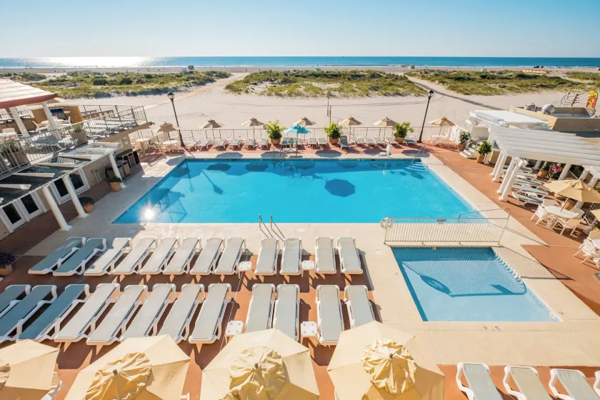 Reges Oceanfront Resort - Image 1