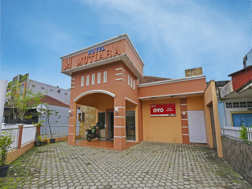 OYO 3722 Hotel Mutiara - Image 1