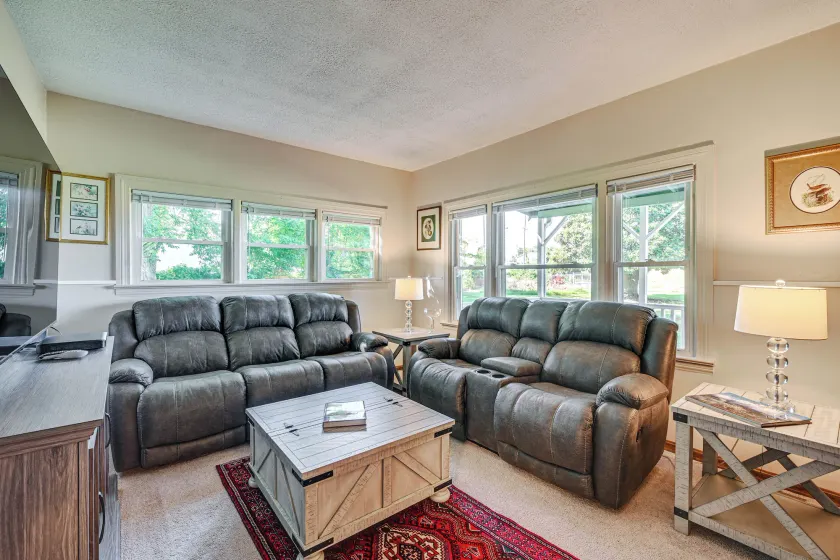 2 Mi to Oak Grove Racing & Gaming: Home on 1 Acre - Image 1