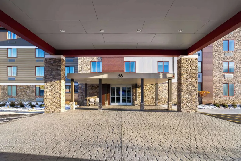 La Quinta Inn & Suites by Wyndham Williston Burlington - Image 1