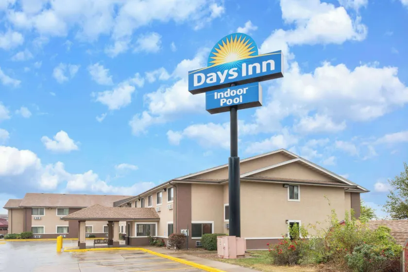 Days Inn by Wyndham Topeka - Image 1