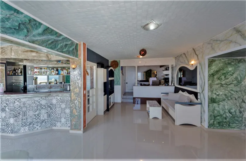 Chambre privée avec jardin, barbecue et terrasse | Vue piscine - Image 1