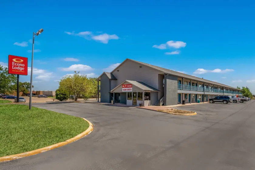 Econo Lodge Inn & Suites Enid South - Image 1