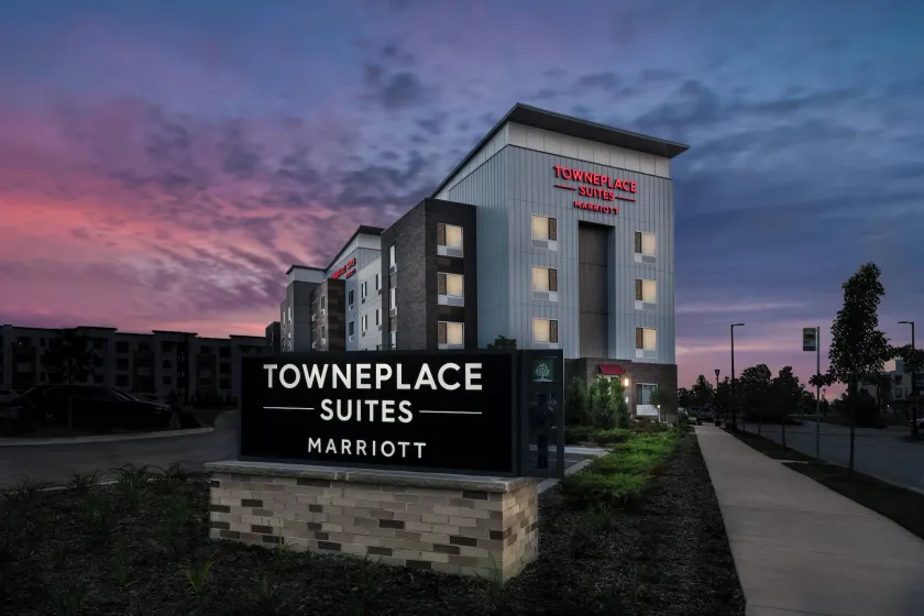 TownePlace Suites by Marriott Milwaukee Oak Creek - Image 1