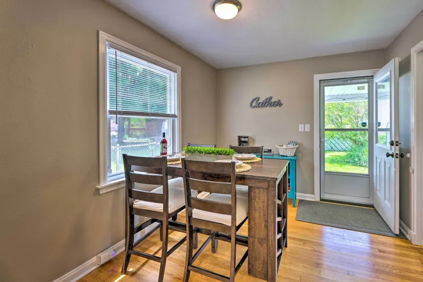Charming Charleston Home w/ Yard & Fire Pit! - Intérieur