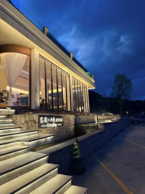 KuanJingMountainsSea•Snowland Idyll Hotel - Image 1
