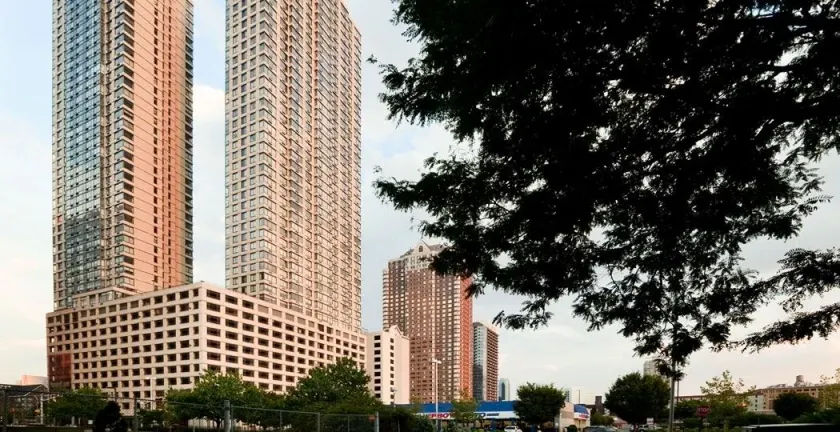 Luxy Suites Washington - Image 1