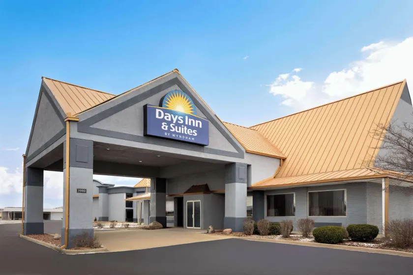 Days Inn & Suites by Wyndham Kokomo - Image 1