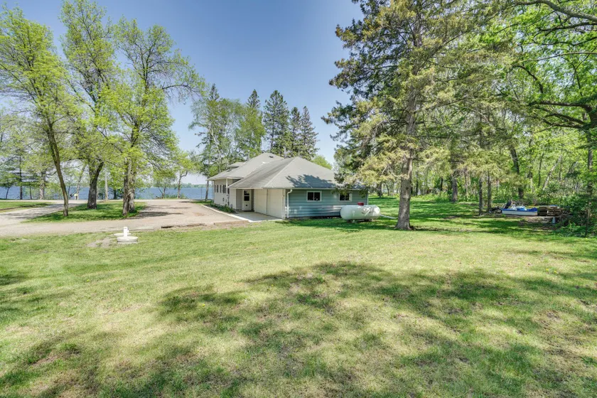 Lakeside Litchfield Home w/ Patio & Gas Grill! - Interiör