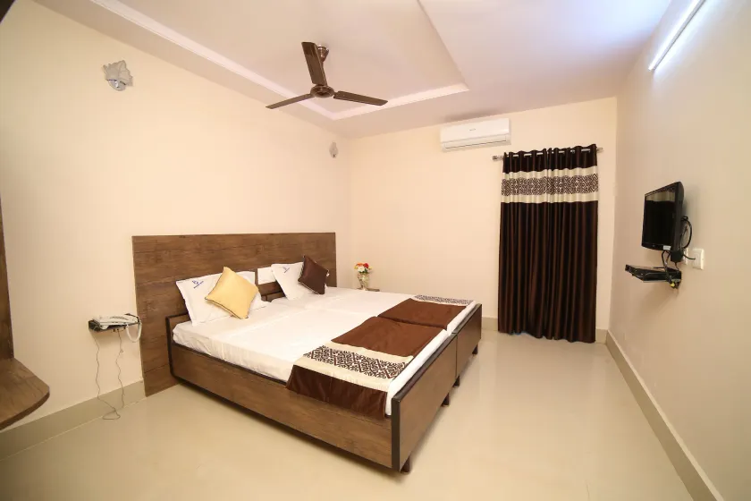 Hotel Bhavani Grand - Image 1