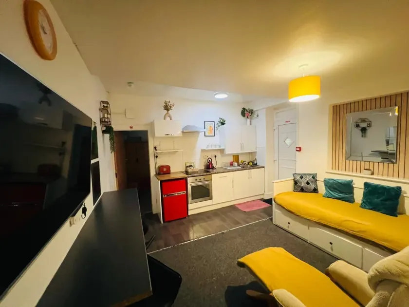 Backpackers Blackpool Hotel & Suites - Image 1