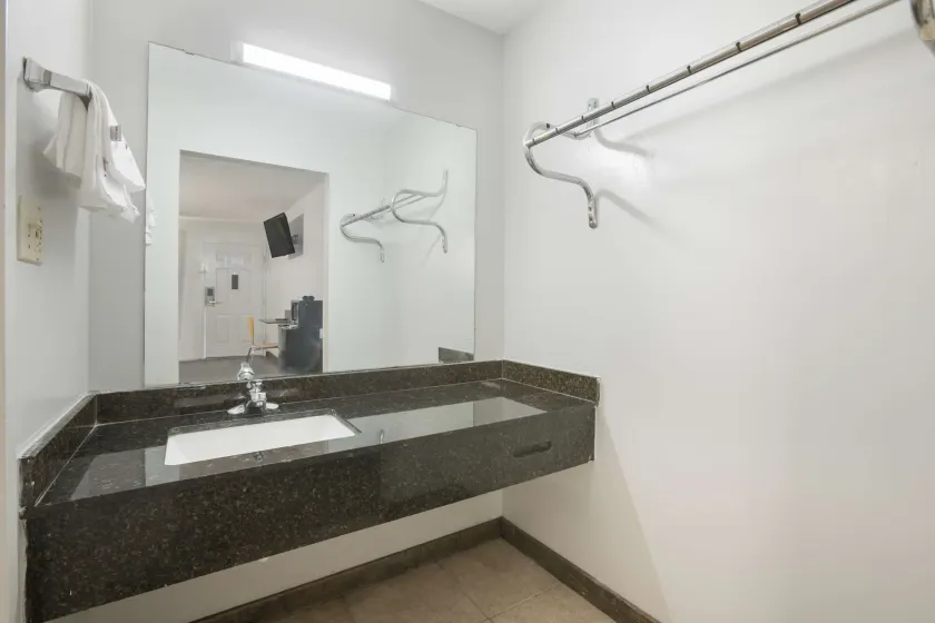Americas Best Value Inn Stockbridge - Image 1