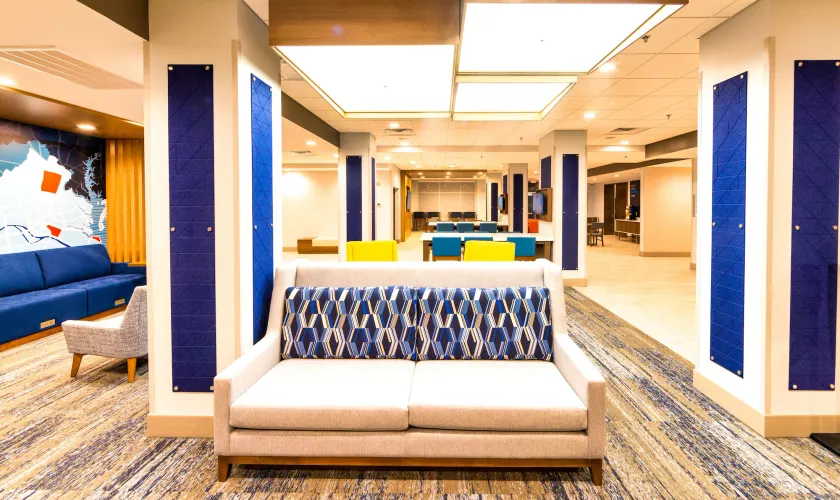 Holiday Inn Express & Suites - Harrisonburg University Area by IHG - Siddeområde i lobbyen
