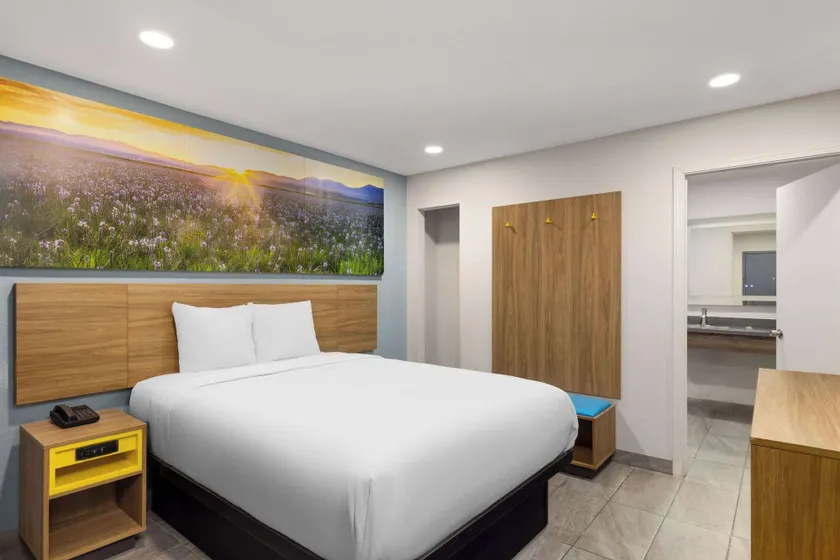 Days-Inn by Wyndham Bakersfield - Image 1
