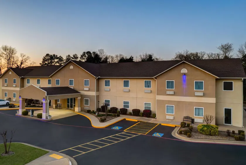 Days Inn & Suites by Wyndham Cabot - Image 1