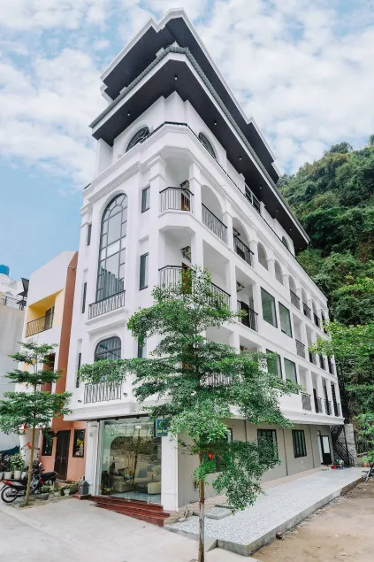 Cat Ba Green Pearl Hotel - Image 1