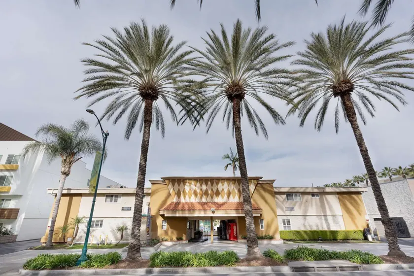 Americas Best Value Inn & Suites Anaheim - Image 1