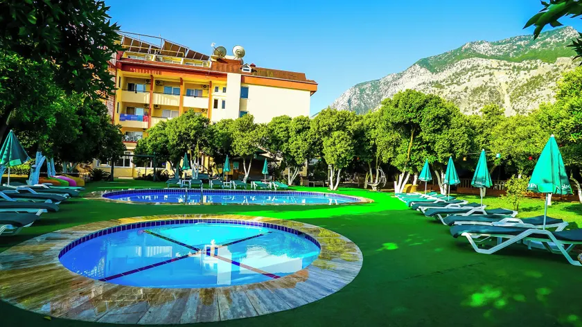CASTLE PARK HOTEL - Image 1