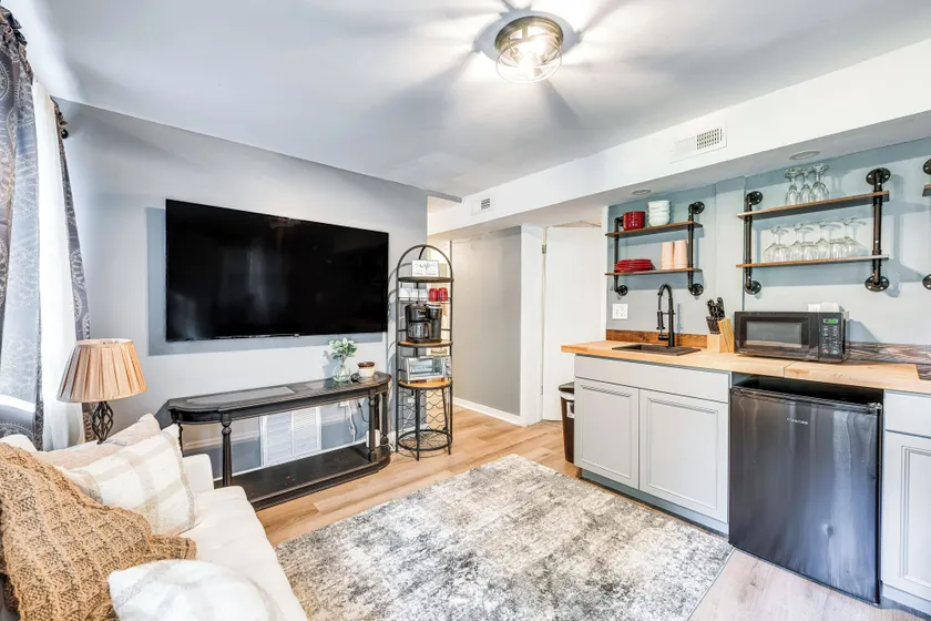 Lakefront Guest Suite Near Richmond - Image 1