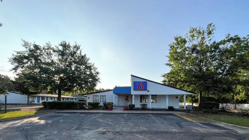 Motel 6 Aberdeen, NC - Pinehurst - Image 1