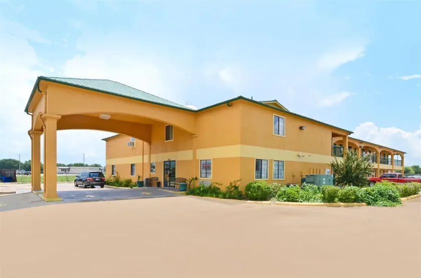 Pine Point Inn & Suites - Image 1