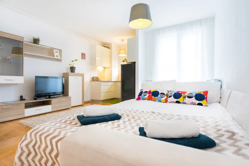 Cute and Sunny Studio with Balcony & Free Parking - Image 1