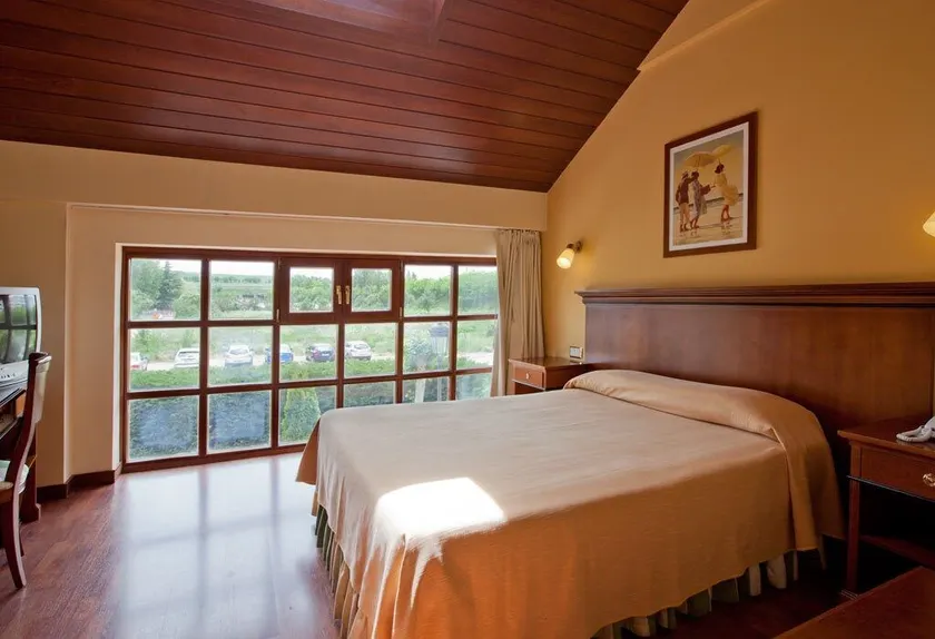 Hotel Azofra - Image 1