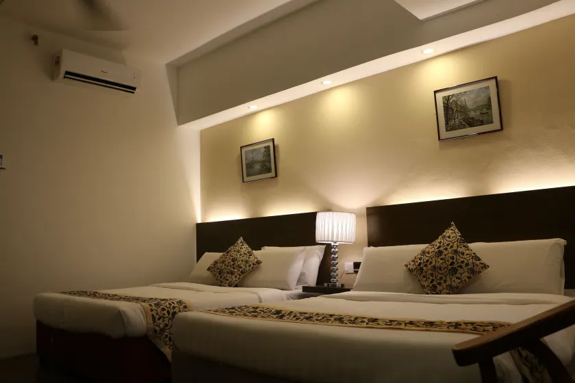 Eagle Bay Hotel - Image 1