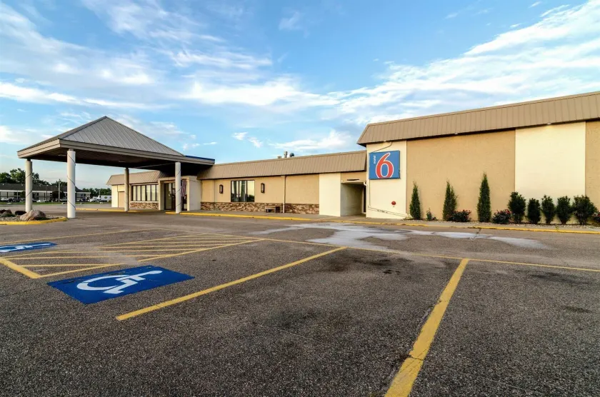 Motel 6-York, NE - Image 1