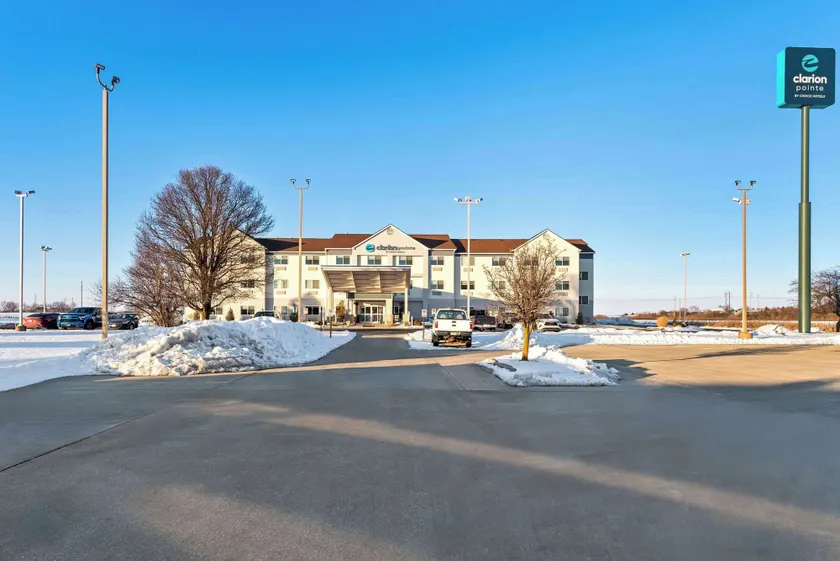Clarion Pointe Mattoon near University - Image 1