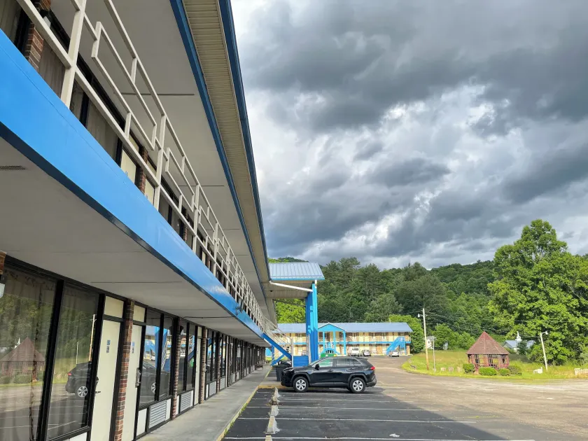 Mountain Empire Motel - Image 1