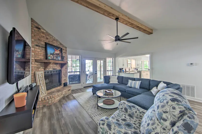 Luxe Lakehouse w/ Sunset Views on Lake Palestine! - Image 1