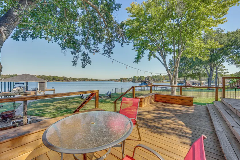 Waterfront Family Home on Cedar Creek Reservoir - Image 1