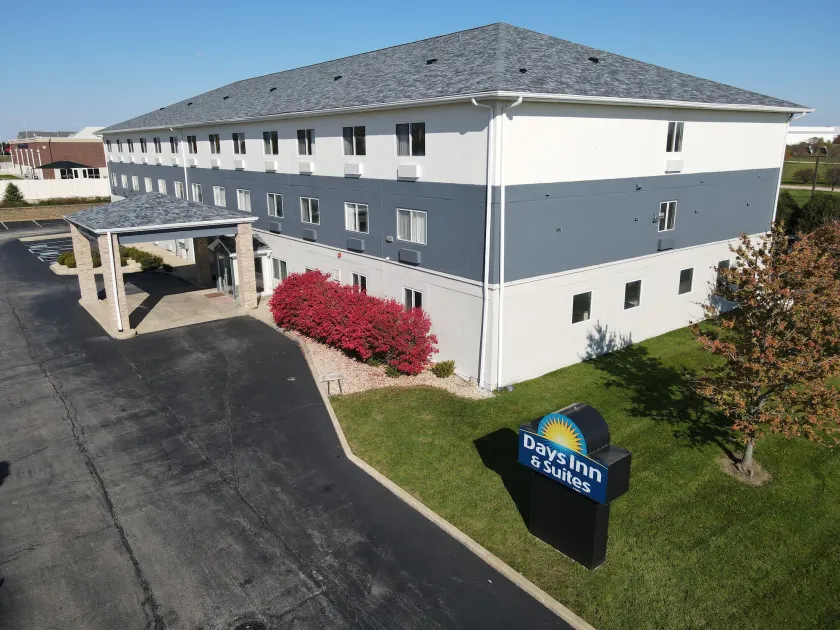 Days Inn & Suites by Wyndham Romeoville - Image 1