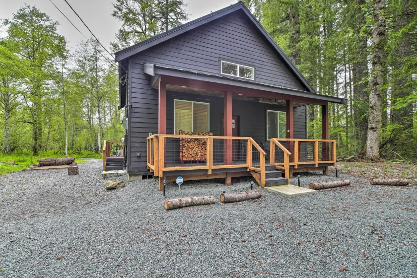 Modern Hideaway: Fire Pit, 5 Mi to Mt Rainier - Image 1