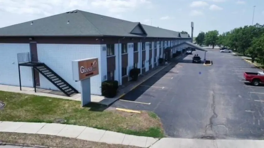Grand Inn Fargo - Image 1