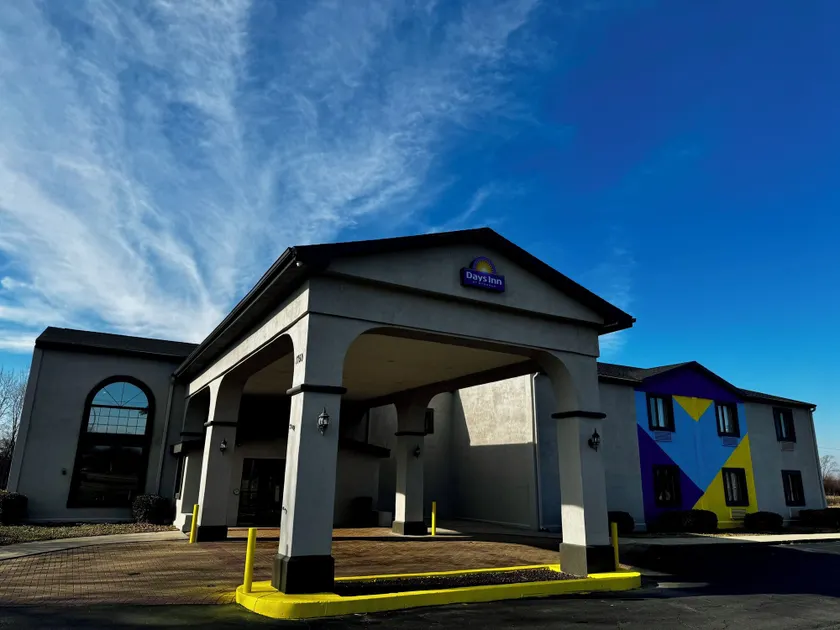 Days Inn by Wyndham Lincoln, IL Route 66 - Image 1