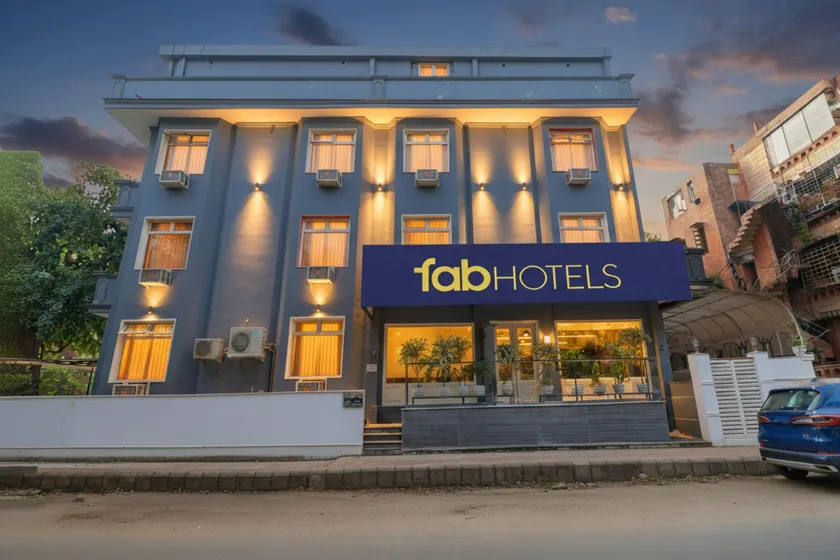 Fabhotel Lord Inn - Image 1