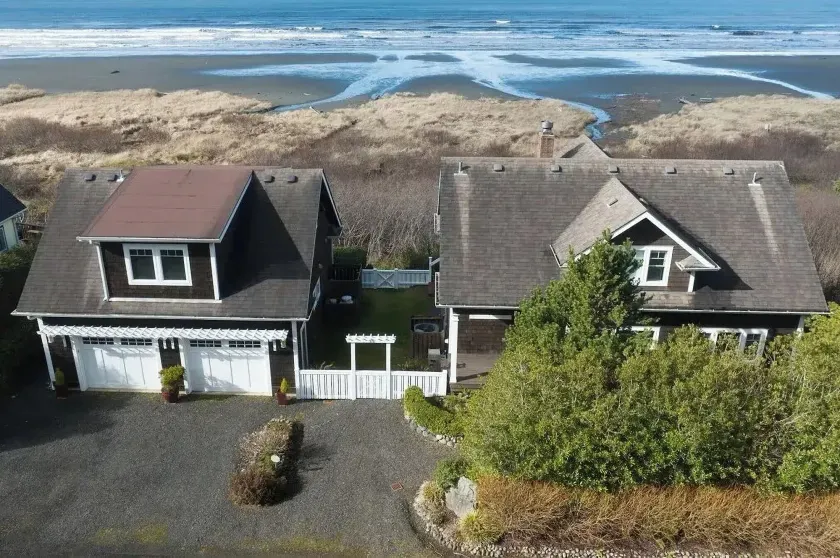 4br/4ba Beachfront Retreat With Hot Tub and Sauna - Image 1