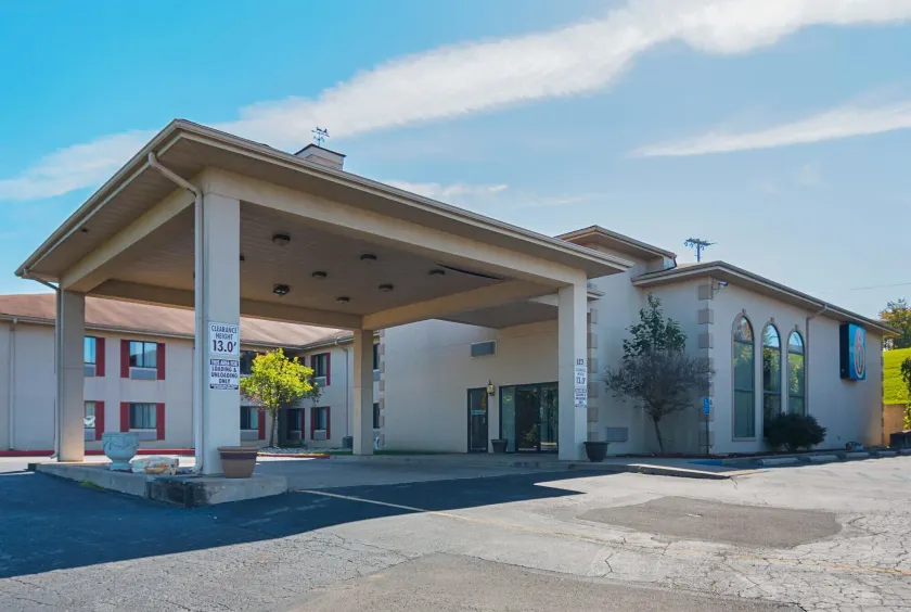 Motel 6-Hannibal, MO - Image 1