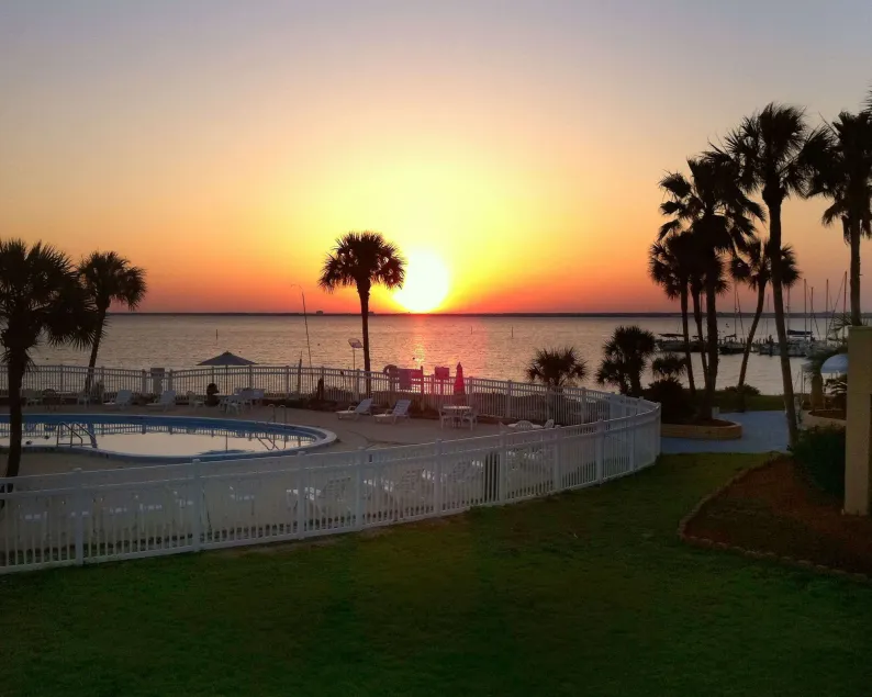Quality Inn & Suites Gulf Breeze Bayside near Pensacola Beach - Image 1